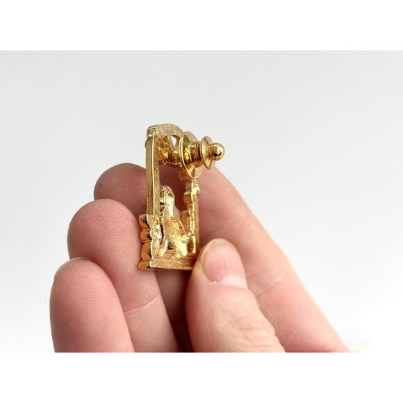 Avon Signed 1990 Touch of Whimsy Cat & Mouse in Window Gold T Vintage Brooch - Picture 5 of 7